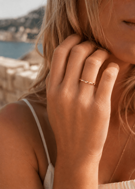 Ring Twist Whisper- 18k Gold Plated